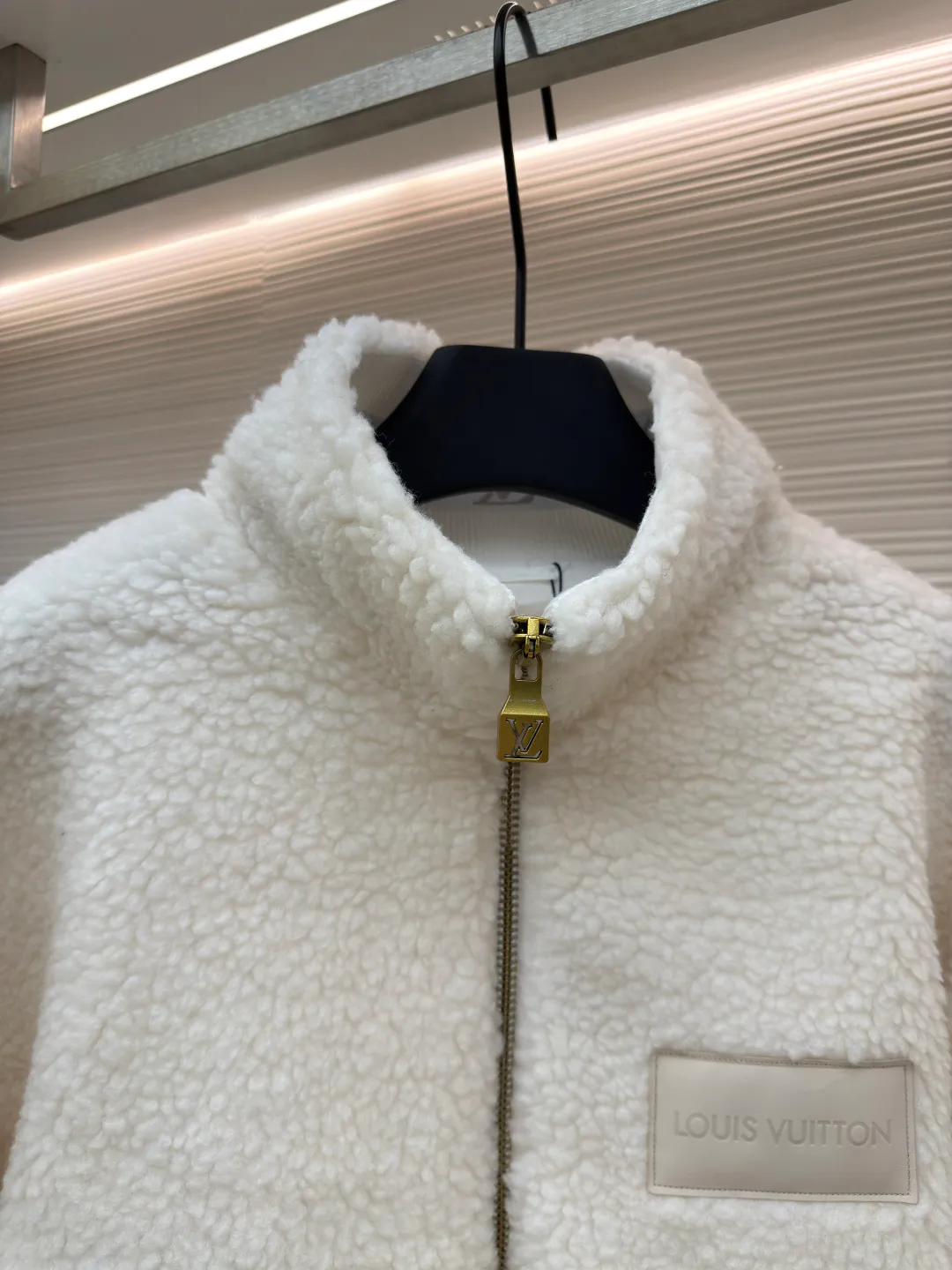 LOUIS VUITTON Teddy sheep wool blended suede tunic jacket ●Authentic product: Purchased and developed by 16841 ●Item number: 1680679-B70 ●Fabric: Lamb wool fabric ●Technology: Positioned cutting machine ●Version: Fitted version ●Weight: about 865 grams ●Size: S-M-L-XL ●Description: Made of high-quality lamb wool fabric, the fluff is fine and soft, rich to the touch, the fluff is tight and even, not easy to shed, ensuring the quality and durability of the jacket; the collar adopts a stand-up collar design, which has been treated with special technology to be stiff and stylish, which can protect the neck from cold wind; the brand on the zipper head The logo is exquisite and compact, adding to the beauty of the details; the brand leather patch on the left chest is made of high-quality material, and the embossed brand logo is clear and three-dimensional, with full texture, which enhances the recognition and high-end sense of the jacket; during the sewing process, the stitches are fine and even, especially the splicing of the lamb wool fabric, which is smooth and firm. The overall wiring is straight and delicate, the fabric is comfortable and soft, and the color is consistent without color difference. It can be matched with the same style to create a fashionable look and control various occasions. Customized accessories, complete with three standards, same style for men and women!